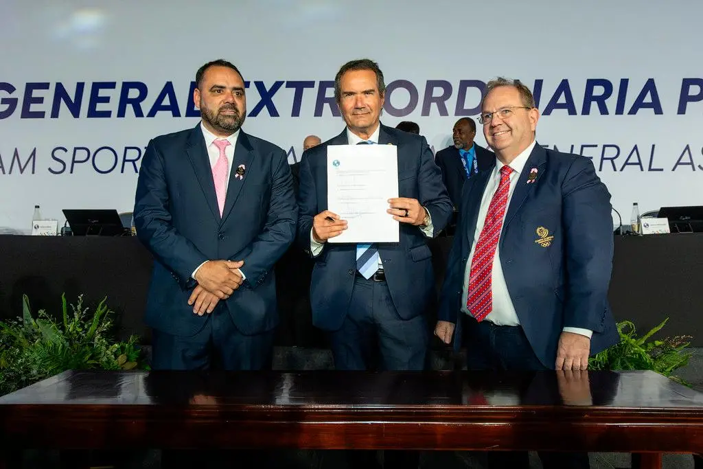 El presidente de la Organización Panamericana de los Deportes, el chileno Neven Ilic (al centro de la foto), sostiene el sobre que anunció la ciudad ganadora para acoger los Juegos. Foto: Tomada del x de @PanamSports