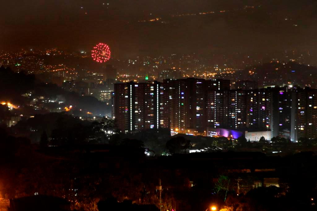 Pese a las restricciones y recomendaciones sobre el uso de la pólvora en las festividades navideñas, la ciudadanía sigue manipulando estos explosivos. FOTO JUAN ANTONIO SÁNCHEZ