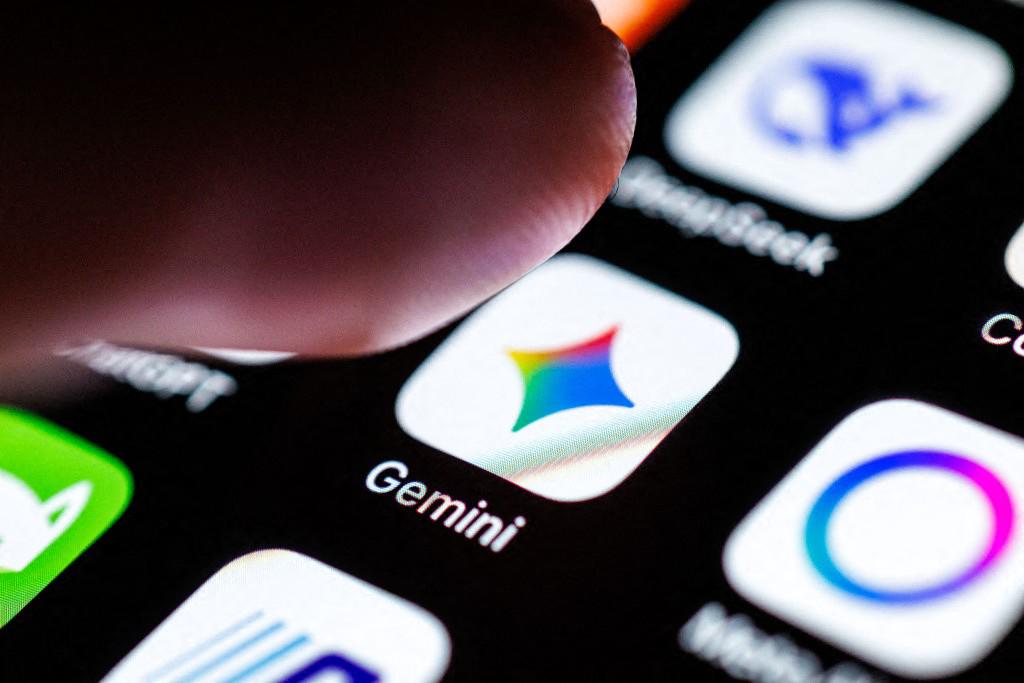 Especialistas dicen que Gemini tiene un “alto riesgo” para los jóvenes, tanto en su versión para menores de 13 años como en el formato para adolescentes. FOTO AFP