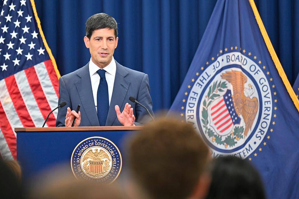 Hoy se celebró la primera reunión de política monetaria de la FED, presidida por Kevin Warsh. FOTO tomada de X