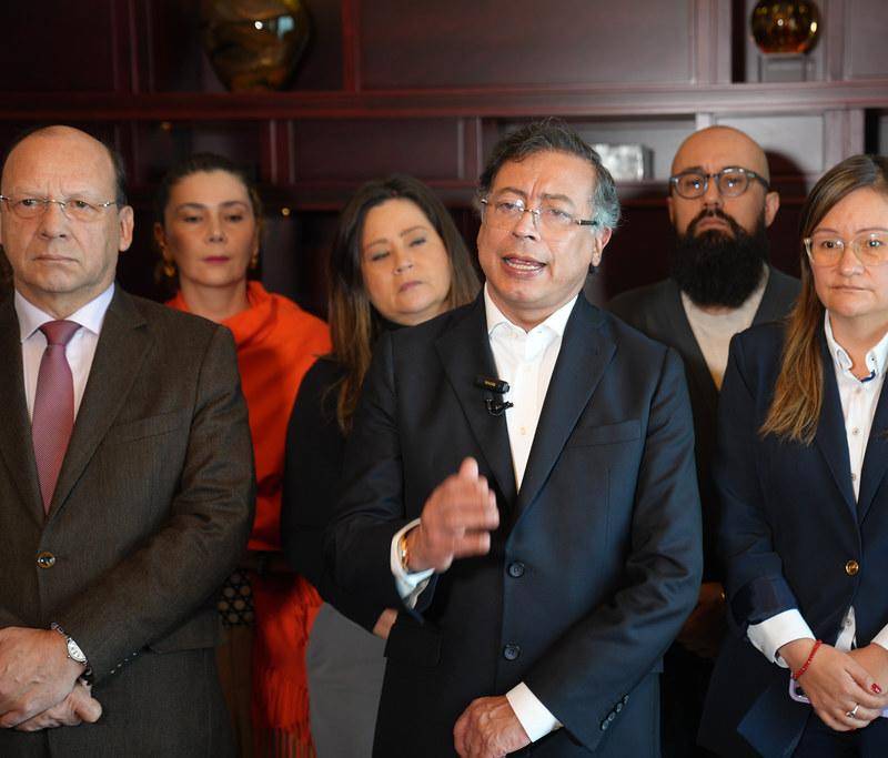 El presidente Gustavo Petro respondió, desde China, al hundimiento de la consulta popular en el Senado rodeado de parte de su gabinete. Foto: PRESIDENCIA