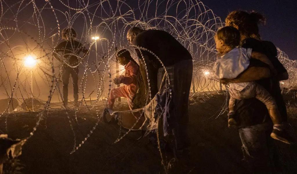 Migrantes cruzando la frontera entre México y Estados Unidos en mayo de 2023. Foto: Getty.