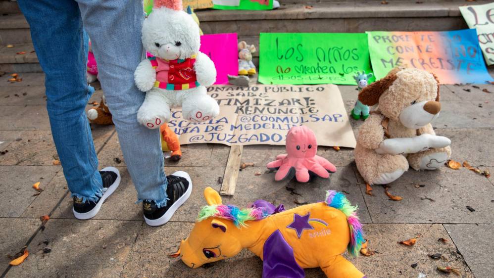 “¿Y los cómplices para cuando?”, “yo sí te creo” y “no al abuso sexual infantil” eran algunos de los mensajes que se leían en las pancartas de los manifestantes. FOTO EDWIN BUSTAMANTE