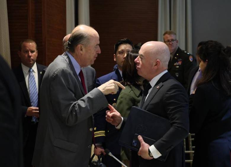 El canciller, Álvaro Leyva, con el secretario de Seguridad Nacional de Estados Unidos, Alejaandro Mayorkas. FOTO: Cortesía Cancillería