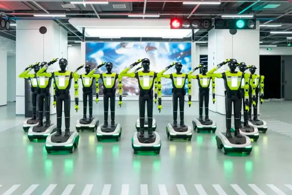Los robots operan en sectores turísticos y comerciales de alta congestión. FOTO X @XH_Lee23