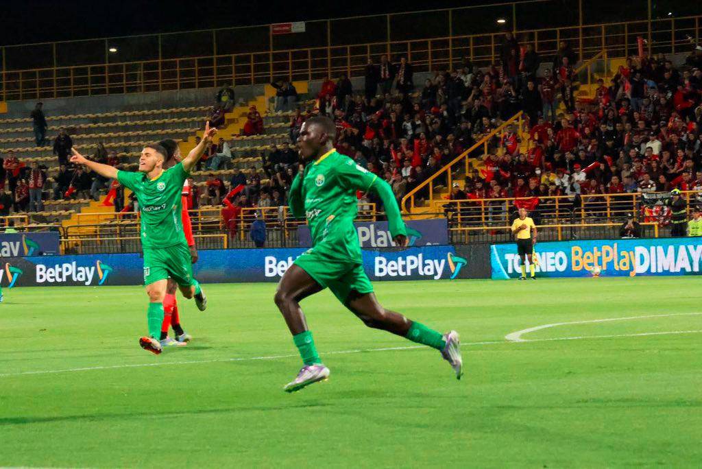Bayron Caicedo celebrando el gol que tiene al Real Cundinamarca soñando con el título de la B. FOTO DIMAYOR