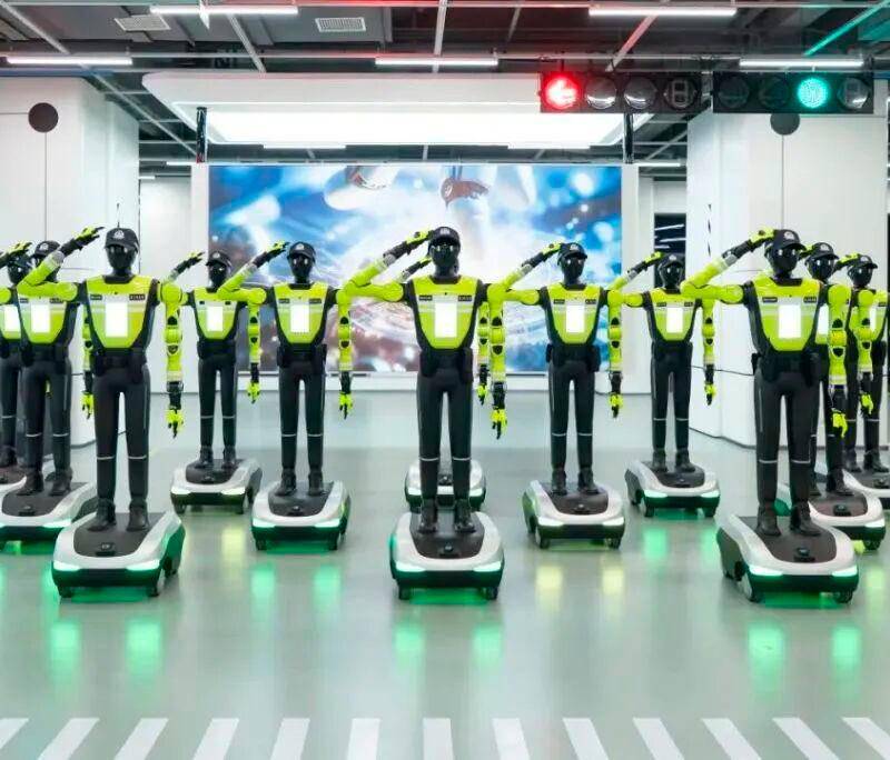 Los robots operan en sectores turísticos y comerciales de alta congestión. FOTO X @XH_Lee23