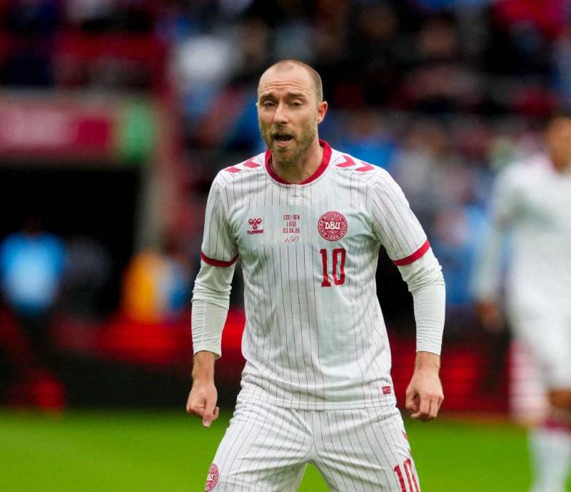 Christian Eriksen sufrió un paro cardiaco hace cinco años contra Finlandia durante la Eurocopa (en 2021) y desde entonces usa marcapasos. FOTO: AFP