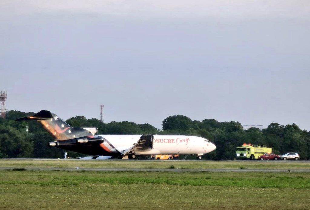 La aeronave de carga quedó atravesada en la pista, causando el cierre total del aeropuerto por varias horas. FOTO: Tomada de redes sociales 