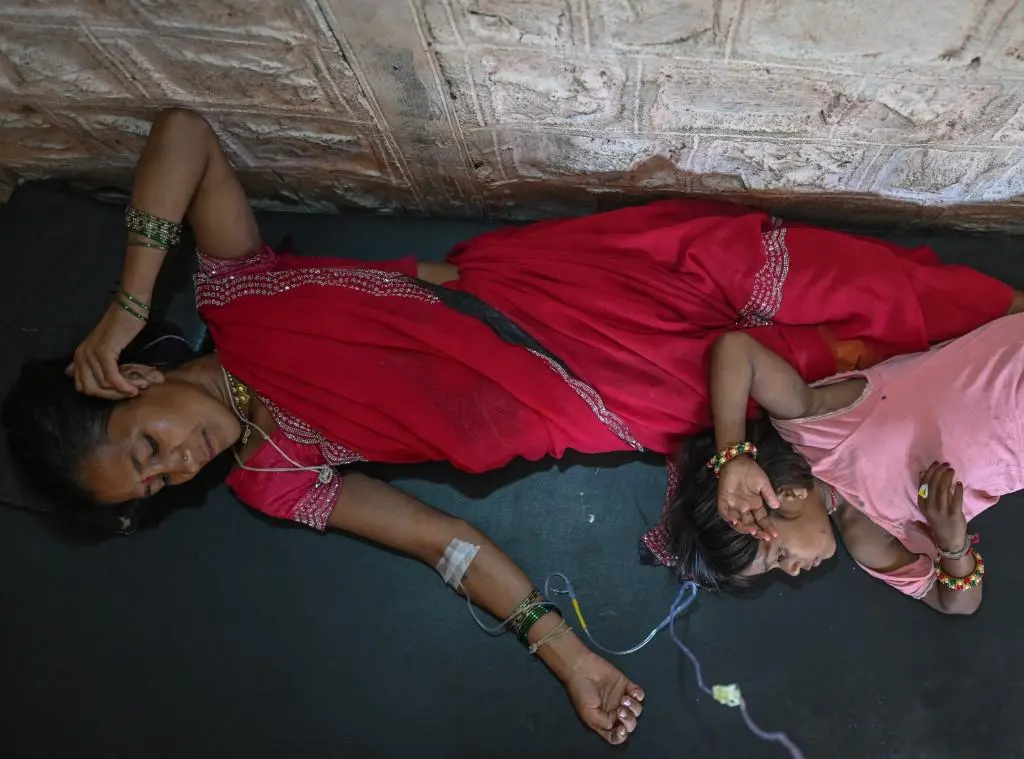 Una mujer recibe tratamiento intravenoso después de sufrir una gastroenteritis y deshidratación por beber agua contaminada durante la ola de calor de finales de mayo en la India. Foto: Ritesh Shukla / Getty Images via AFP