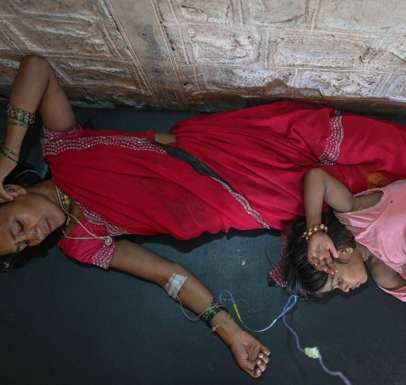 Una mujer recibe tratamiento intravenoso después de sufrir una gastroenteritis y deshidratación por beber agua contaminada durante la ola de calor de finales de mayo en la India. Foto: Ritesh Shukla / Getty Images via AFP