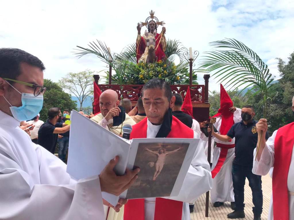 Por segundo año consecutivo, la pandemia del covid-19 reduce las posibilidades de los ritos católicos sin dejar su esencia. Foto: Julio César Herrera
