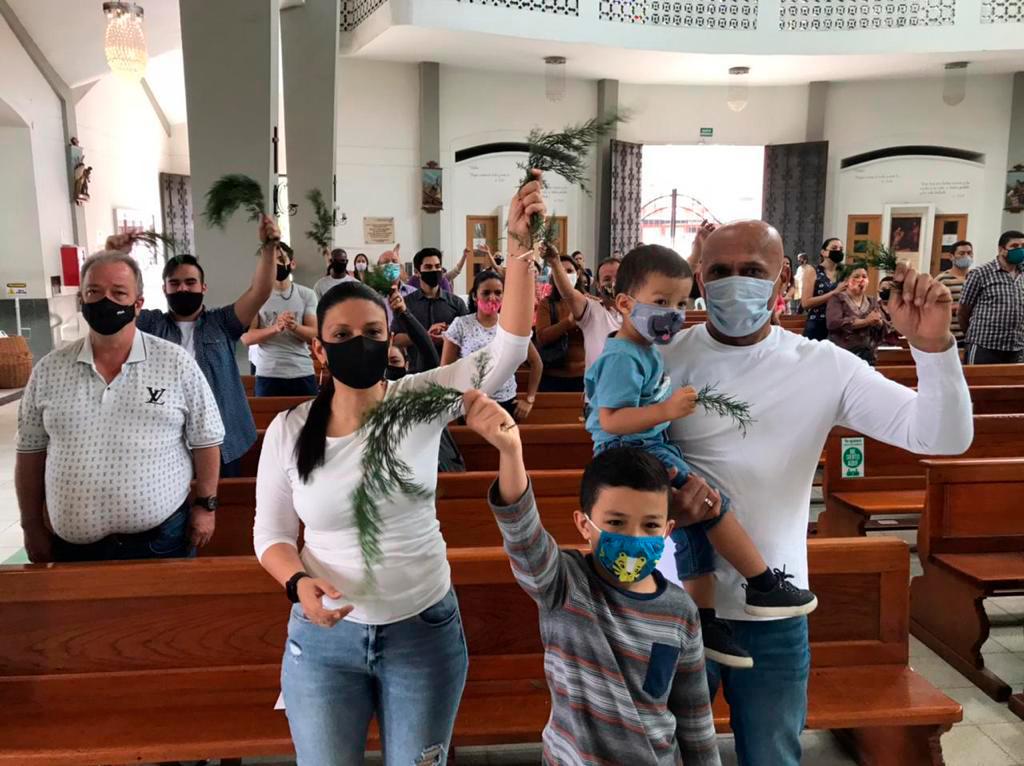 Las familias pueden estar juntas, siempre y cuando vivan bajo el mismo techo. Esto reduce las posibilidades de contagio. Foto: Julio César Herrera