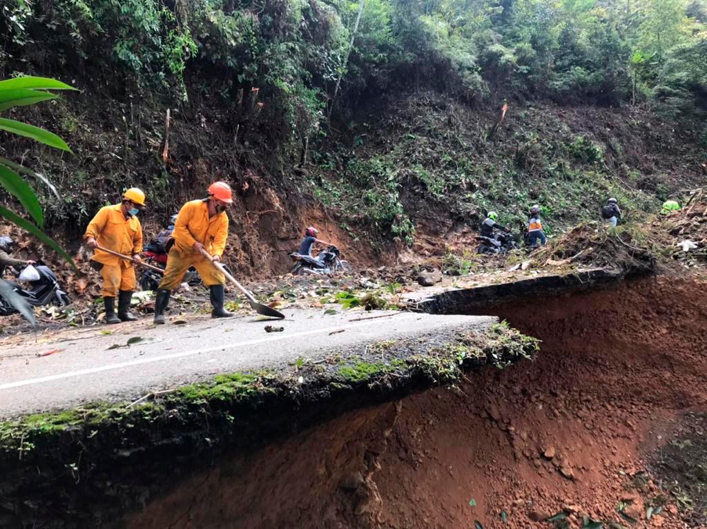 Las personas hacen transbordo en el lugar para poder llegar a sus destinos mientras acondicionan en paso por un carril. Foto: Julio César Herrera