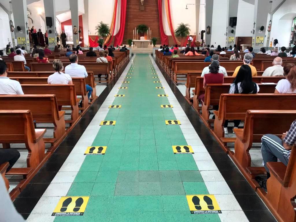 En Aranjuez, la Parroquia San Cayetano también realiza sus celebraciones litúrgicas usando el distanciamiento social, desinfección de manos y uso de tapabocas. Foto: Julio César Herrera