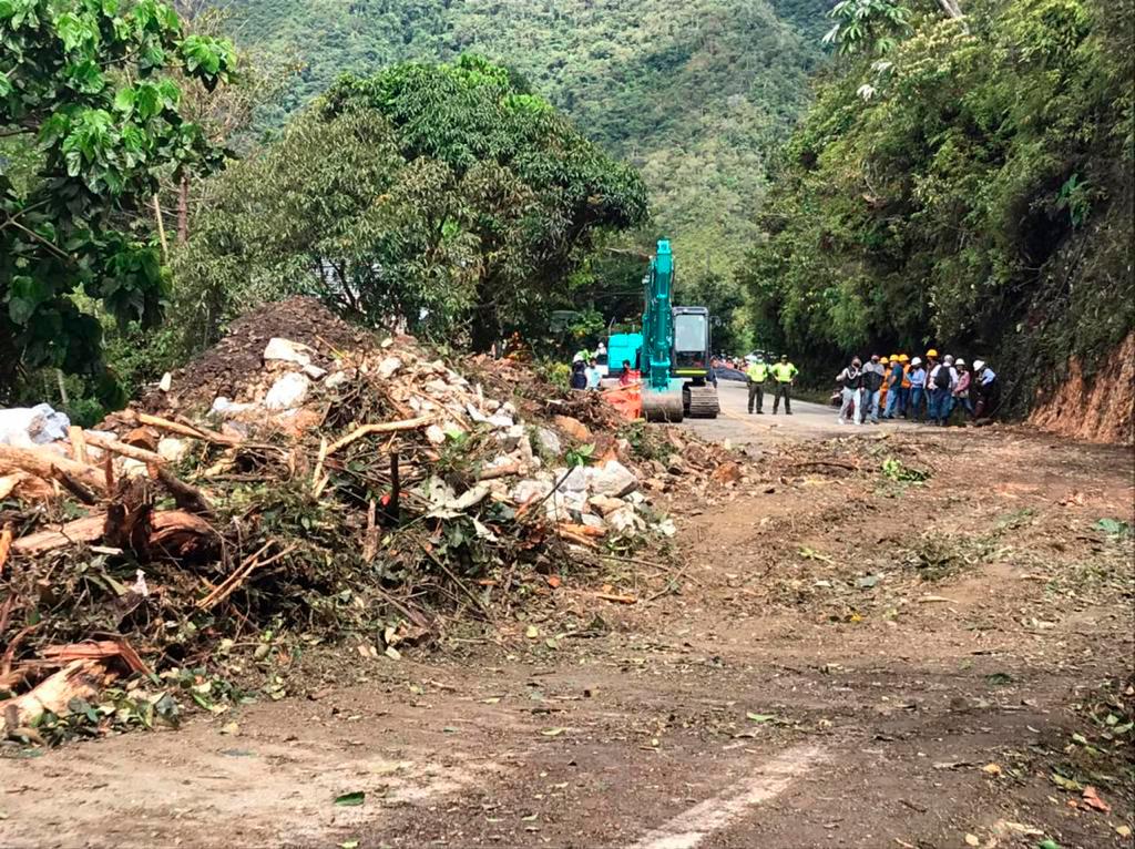 Invías activo toda la capacidad técnica y operativa con el propósito de garantizar la circulación segura por un carril. Foto Julio César Herrera