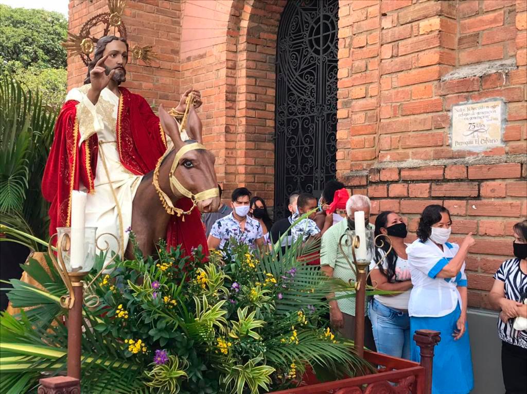 La Parroquia El Calvario abre sus puertas con el Domingo de Pasión. Se espera que la responsabilidad de la ciudadanía ayude a mantener controlada la pandemia. Foto: Julio César Herrera