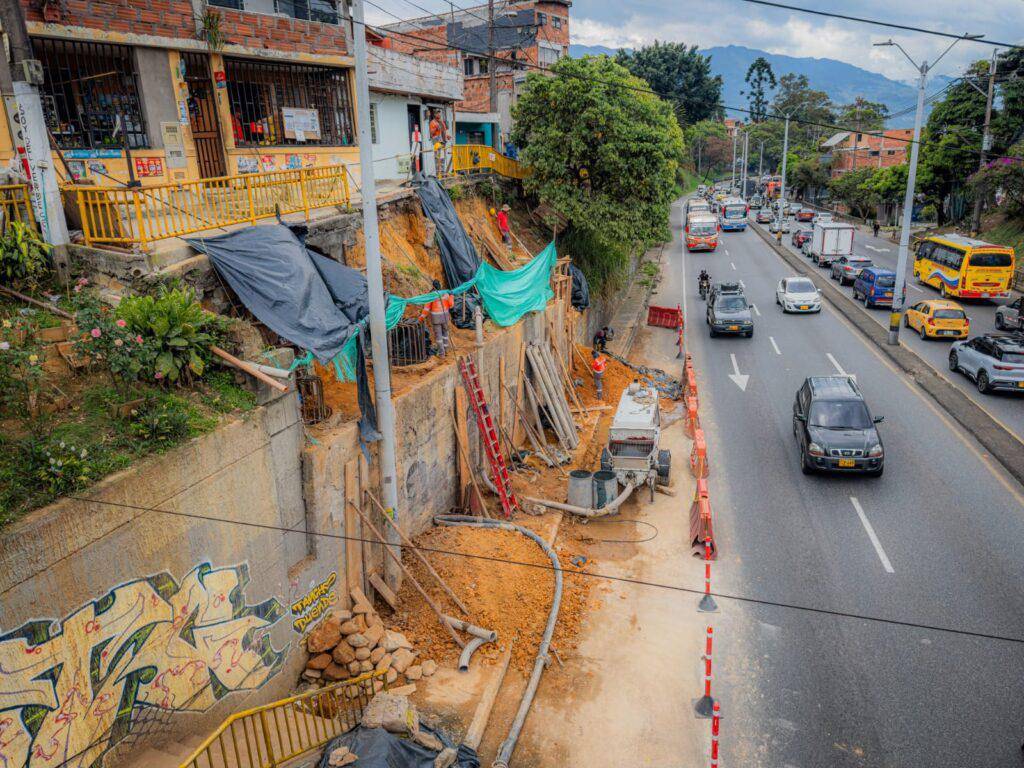El muro de contención que se instaló en la Autopista Norte a la altura de Belalcázar, para evitar deslizamientos ante las fuertes lluvias. FOTO: Cortesía Alcaldía de Medellín 