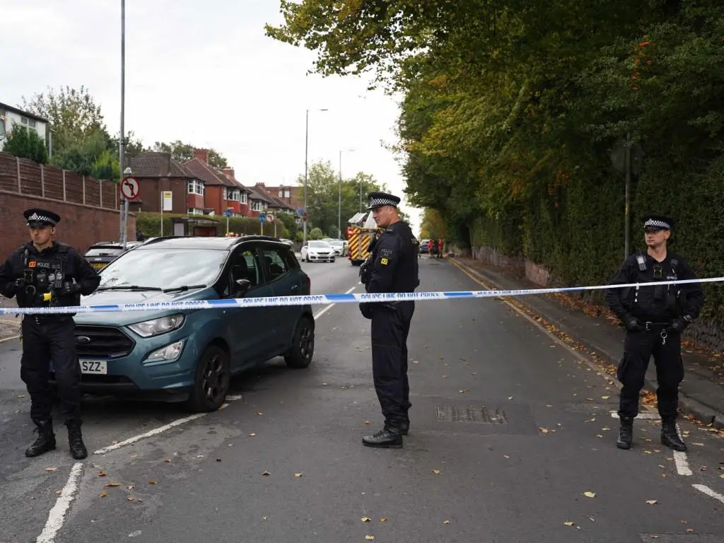 Un guardia de seguridad fue apuñalado y tres personas resultaron heridas, mientras que la policía disparó al sospechoso durante el incidente. FOTO: AFP