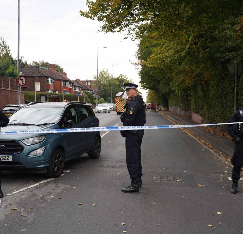 Un guardia de seguridad fue apuñalado y tres personas resultaron heridas, mientras que la policía disparó al sospechoso durante el incidente. FOTO: AFP