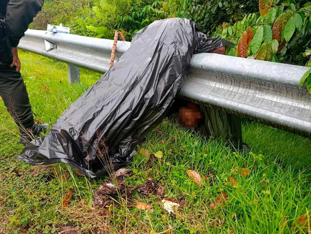 El cuerpo fue hallado contra la baranda separadora de la Vía 4G que comunica a Medellín con la Costa. FOTO: CORTESÍA