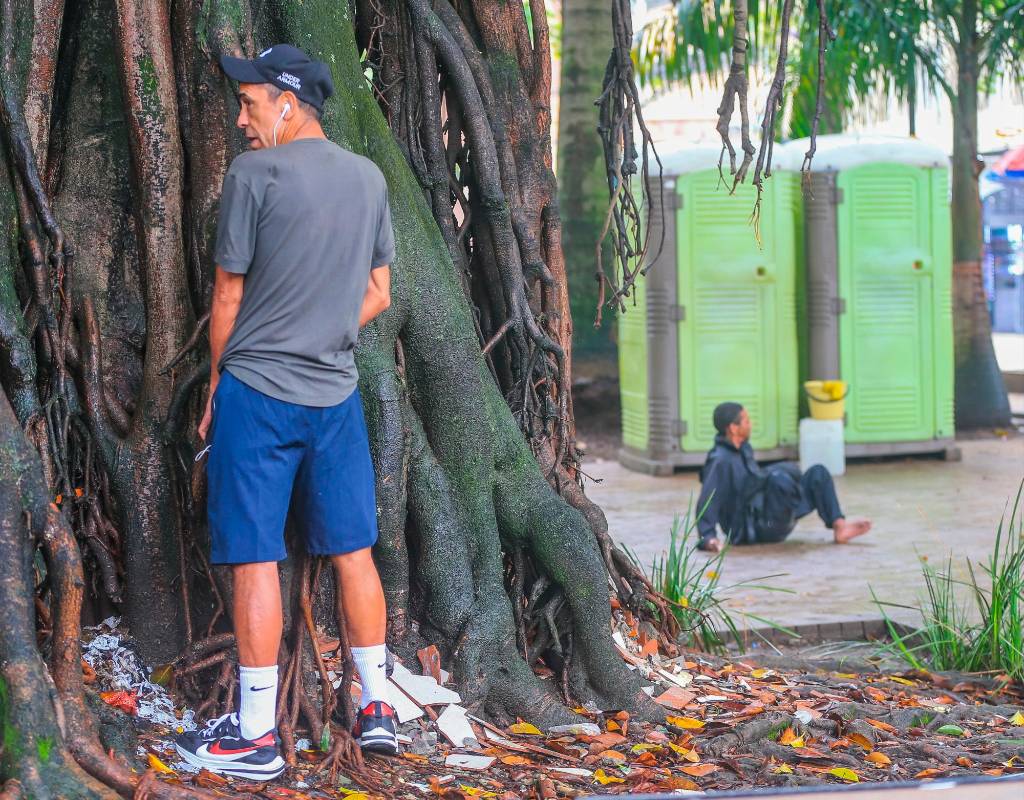A cualquier hora algunas personas orinan y ensucian en las jardineras. La verdad es que de muy poco sirven”, comenta una vendedora del sector del centro. Foto: Esneyder Gutiérrez 