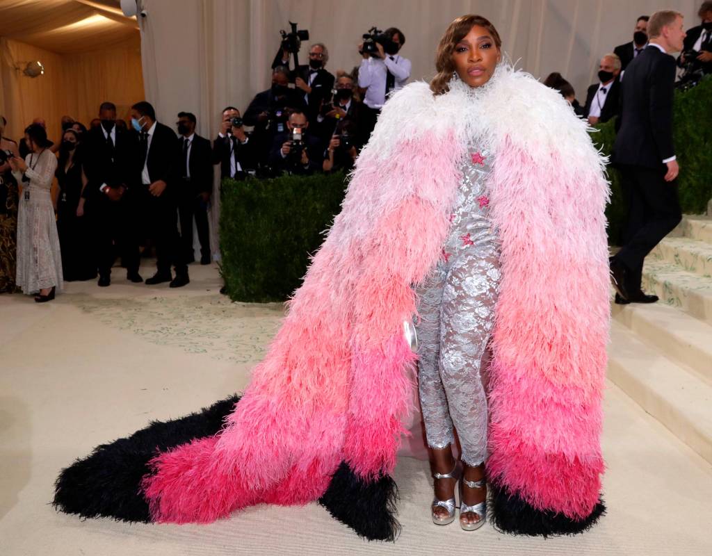 Serena Williams también dijo presente en la gala en un traje firmado por la casa Gucci. FOTO Cortesía E! Entertainment @EOnlineLatino