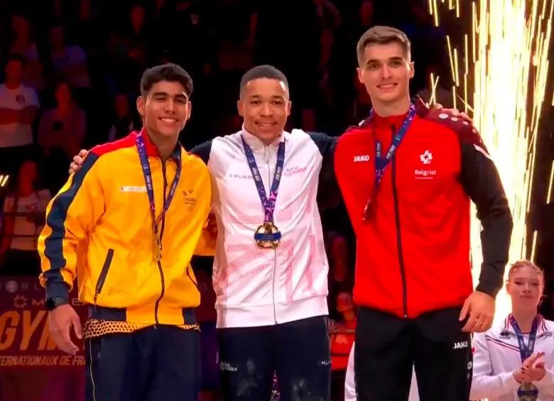 Ángel Barajas, primero de izquierda a derecha, en el podio de la World Challenge Cup de gimnasia. FOTO @maple_maple555