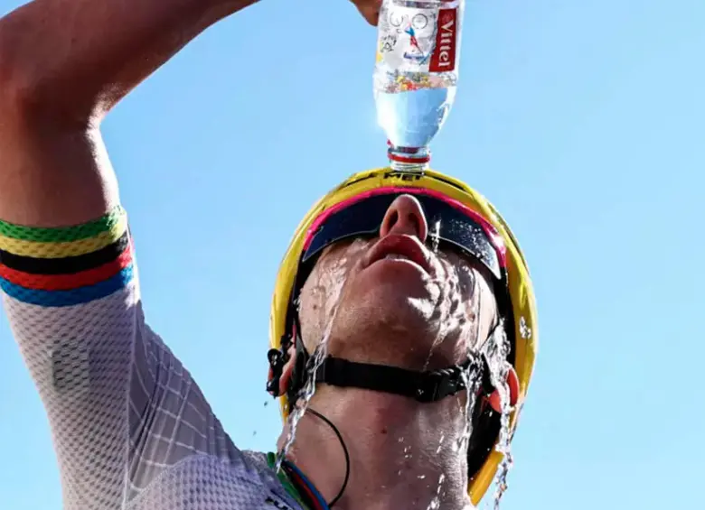 Tadej Pogacar se mantiene líder en uno de los Tours de Francia más exigentes en los últimos años debido a la ola de calor. FOTO AFP