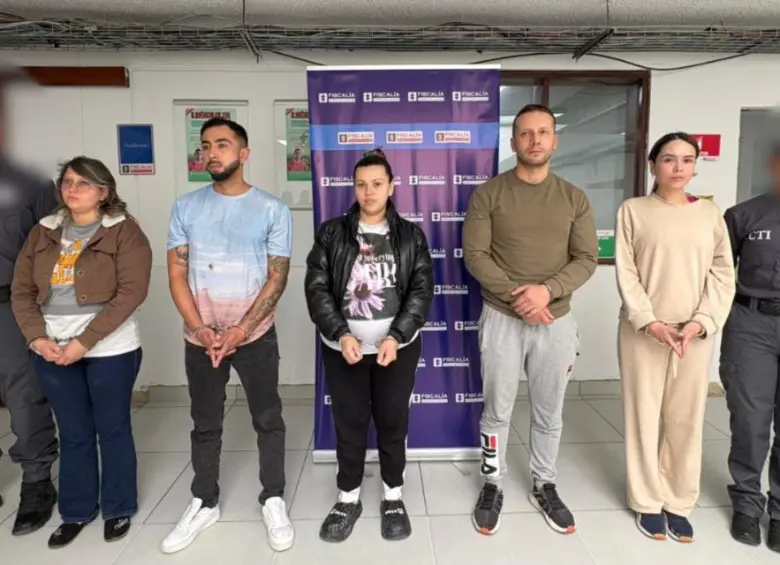 Cinco de los siete detenidos por la Fiscalía por presuntas estafas en un concesionario den Bogotá. FOTO: CORTESÍA FISCALÍA