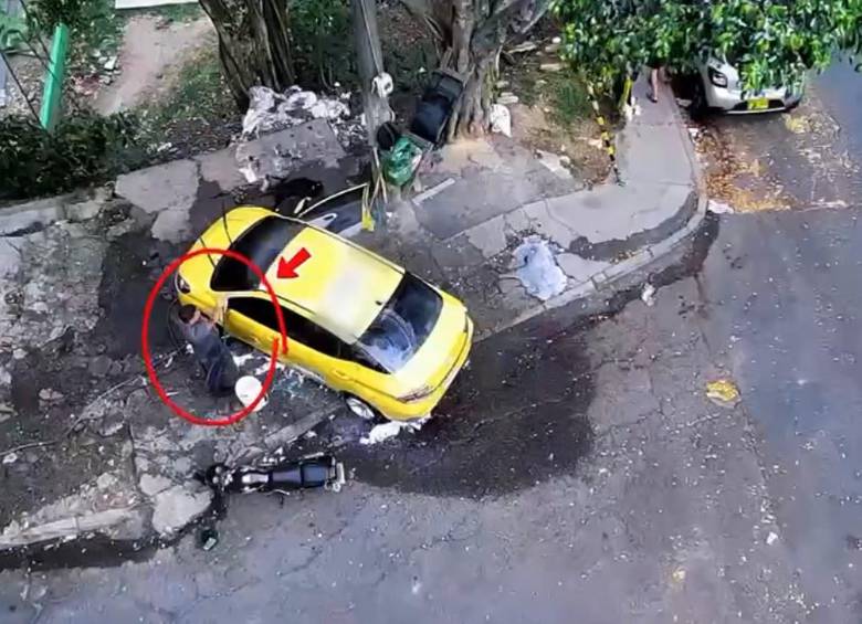 Este fue uno de los conductores sorprendidos haciendo mal uso del agua en un barrio de Medellín. Se le impusieron las sanciones de código de policía y una multa de tránsito. FOTO: CORTESÍA ALCALDÍA DE MEDELLÍN