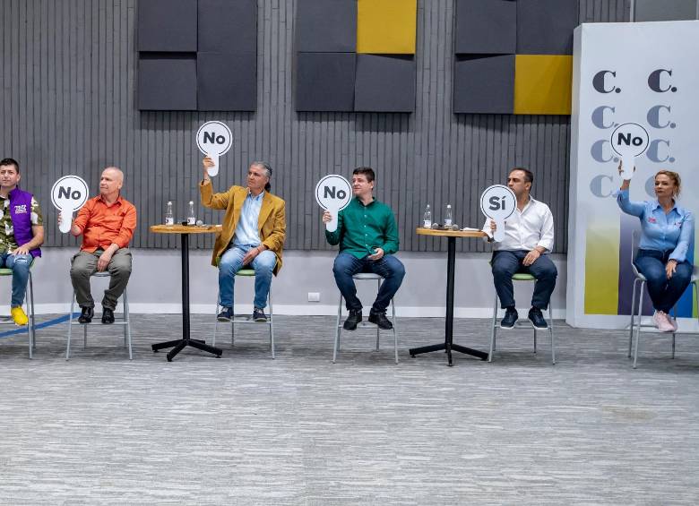 Hugo Sánchez, Mauro Bedoya, Augusto Ocampo, Nelson Acevedo, Leyner López, León Bedoya y Rosa Acevedo asistieron al debate. FOTO Jaime Pérez