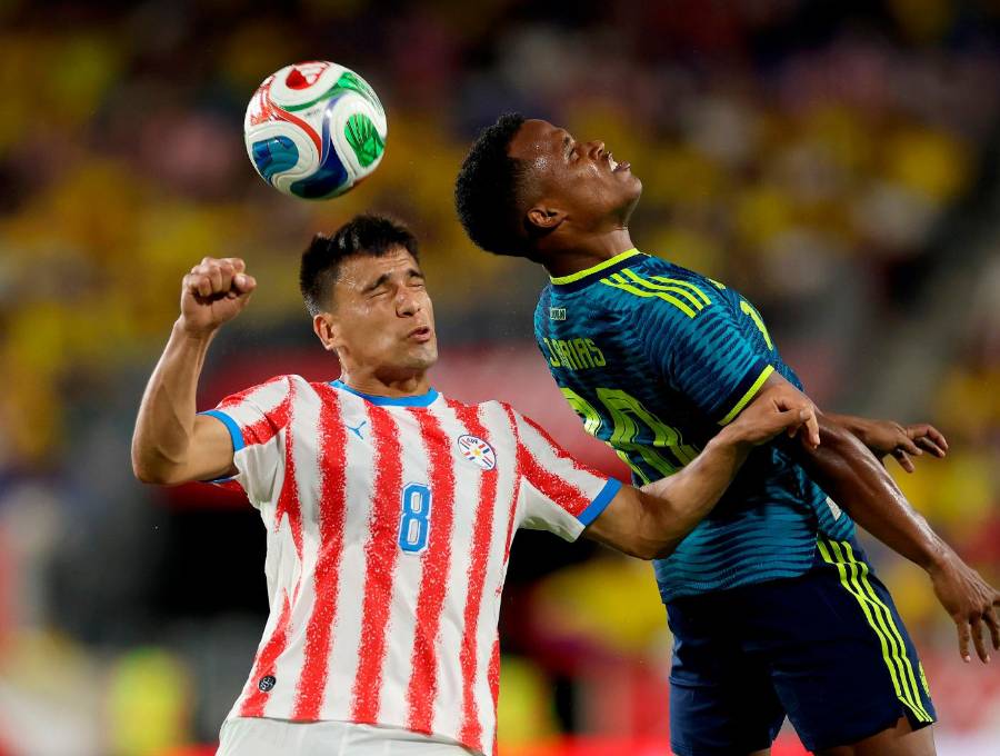 Jhon Arias, quien disputa el balón con Diego Gómez de Paraguay, actuó como creativo de Colombia. FOTO GETTY 