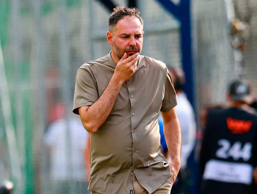 El entrenador español Jonathan Risueño está en el centro de una polémica por simular una falta de Alfredo Morelos que nunca existió. FOTO MANUEL SALDARRIAGA 