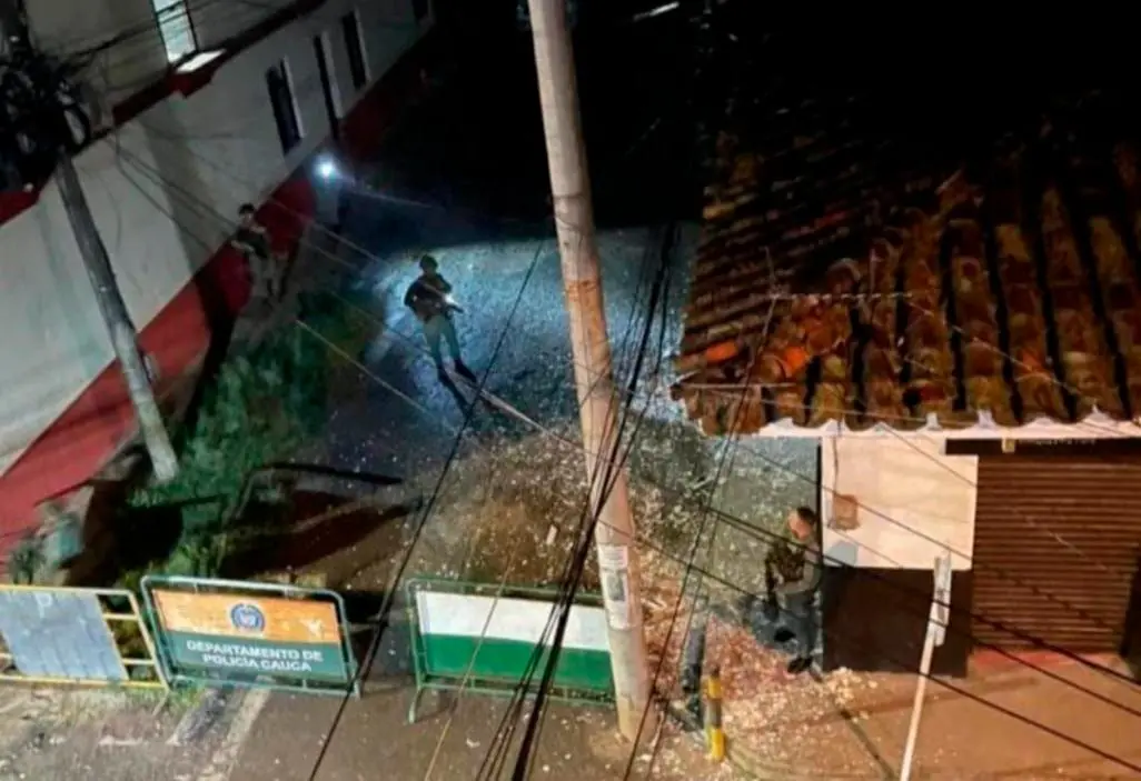 Instantes posteriores al atentado a la estación de Policía en Santander de Quilichao. FOTO: Cortesía