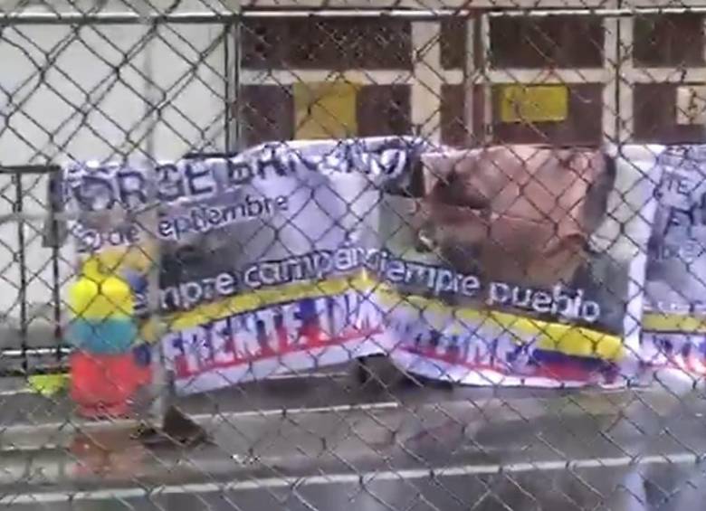 Un cilindro pintado con los colores de la bandera de Colombia y una pancarta alusiva a las disidencias de las Farc fueron encontrados cerca del estadio Pascual Guerrero, en Cali. FOTO: X - @robertoortizu.