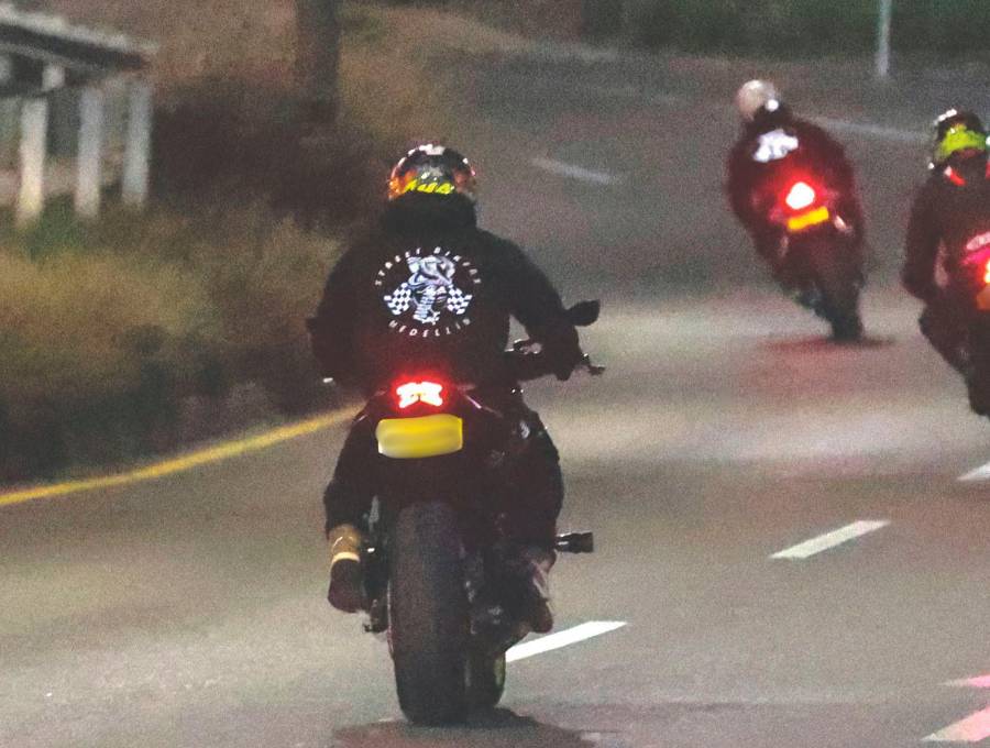 En Las Palmas, habitualmente, las autoridades realizan dos controles para evitar las carreras de carros y motos, y los tradicionales piques. Ahora buscan evadirlos subiendo por Los Balsos. FOTO Manuel Saldarriaga.