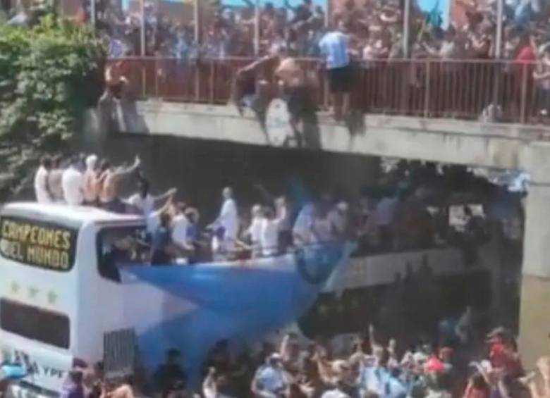 Este momento desencadenó el final de la caravana que la Selección Argentina adelantaba en las calles de Buenos Aires. FOTO: CAPTURA DE VIDEO