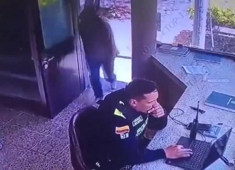 Un hombre intentó degollar a un policía dentro de un CAI en Bogotá. FOTO: Captura de video