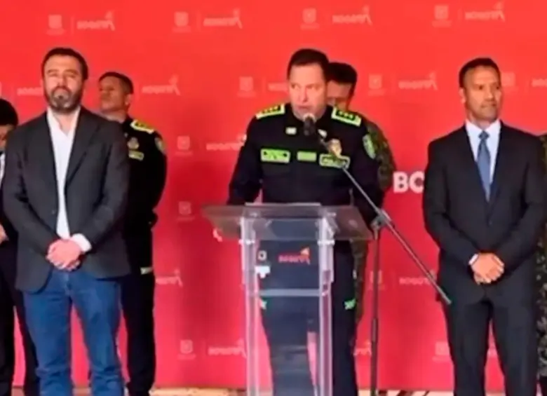 El director de la Policía, general Carlos Triana (centro), anunció una investigación contra la Nueva Junta Directiva del Narcotráfico, después de un consejo de seguridad en Bogotá. FOTO: TOMADA DE VIDEO DE POLICÍA.