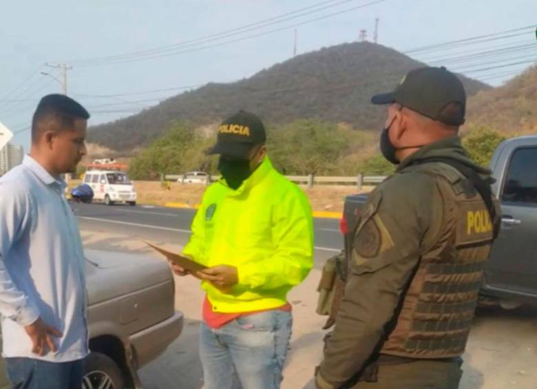 Los expolicías fueron enviados a la cárcel, el patrullero enfrentará el proceso en libertad. FOTO captura de pantalla