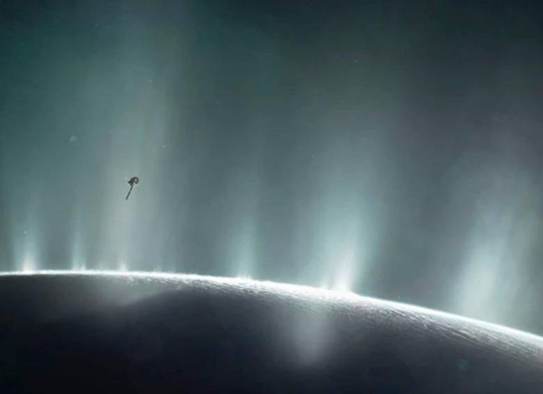 Imagen de referencia para detallar las plumas de aguda que salen de la luna Encelado. FOTO Cortesía Nasa 