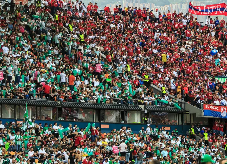 Desde hace varios años, los clásicos paisas tiene presencia de las dos hinchadas en las tribunas del Atanasio Girardot . Foto: Camilo Suárez