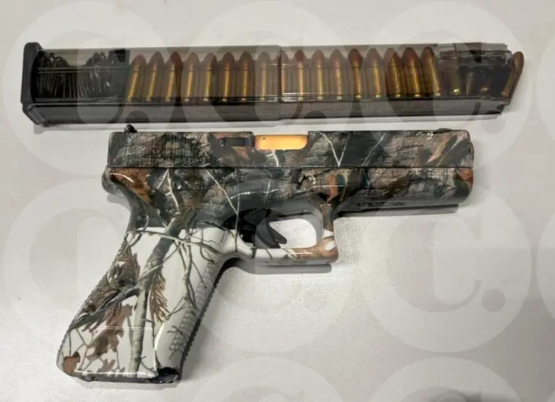 Esta fue el arma de fuego que le encontraron las autoridades colombianas y ecuatorianas a alias Fénix al momento de su captura en La Estrella, Antioquia. FOTO: CORTESÍA