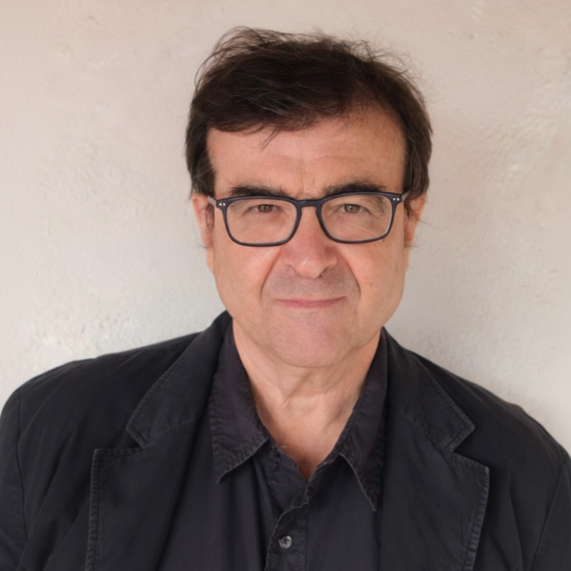 Javier Cercas, escritor español, en El loco de Dios en el fin del mundo no explora tanto la figura del papa Francisco, sino el peso simbólico del catolicismo en un mundo más despreocupado por la religión. 