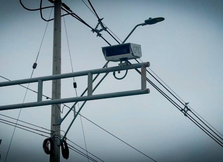 Con estas dos, ya son cinco las cámaras de foto detección instaladas en Rionegro. Las demás están desde 2023. FOTO: ALCALDIA