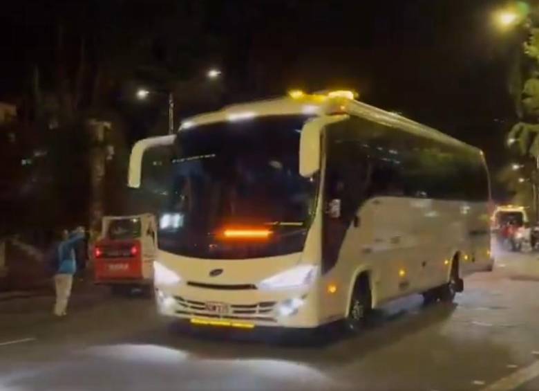 Salieron los 20 buses desde el Parque Nacional que trasladan a las 800 personas de la comunidad indígena embera, entre adultos y niños, desde Bogotá hasta Risaralda. FOTO: Tomado de video Noticias Caracol.