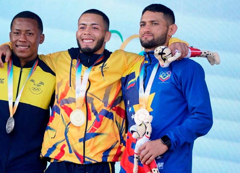 Ditcher Toro (centro) fue uno de los deportistas colombianos más aplaudidos ayer en Suramericanos. Lo acompañan en el podio Jeremy Peralta (Ecuador) y Raiber Rodríguez (Venezuela). FOTO ARCHIVO