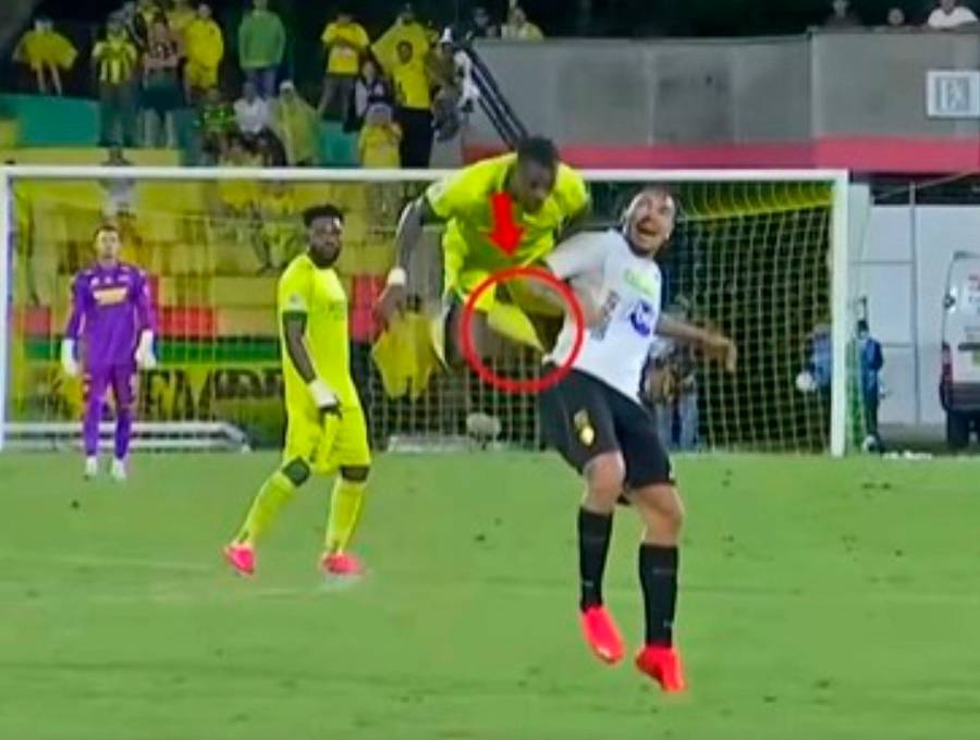 Esta es la acción en la que Ricardo Márquez (camiseta blanca) recibió un golpe en la espalda que le ocasionó una lesión delicada en sus vértebras y por ello estará entre 8 y 10 semanas fuera de las canchas. FOTO PANTALLAZO X@AguilasDoradas