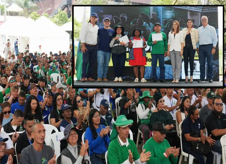 Adelante, los cinco homenajeados por su aporte. Atrás, los 500 recicladores invitados a la celebración. FOTO: Cortesía